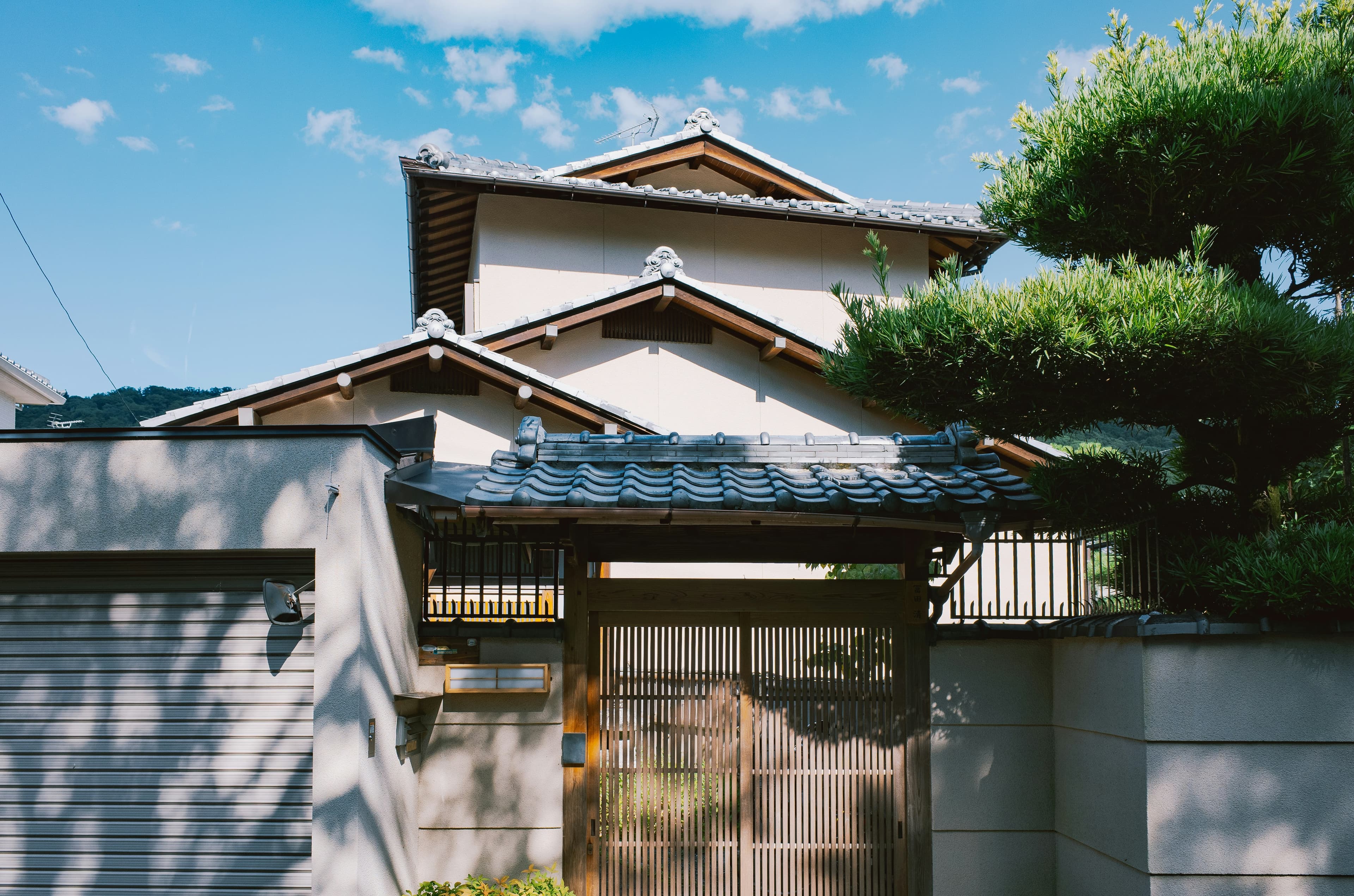 伝統的な日本家屋の瓦屋根